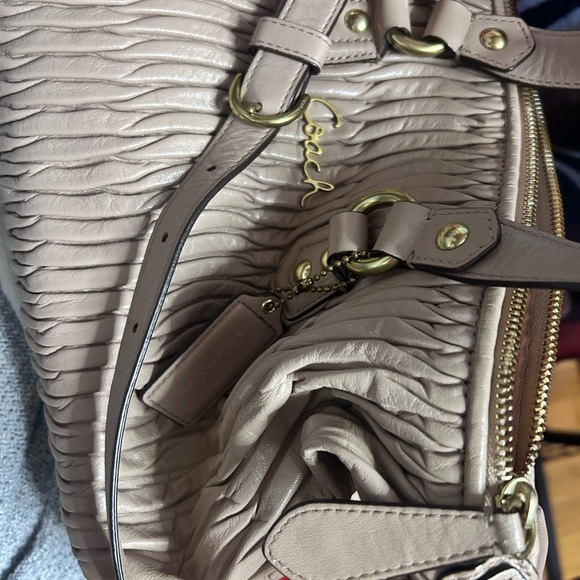 COACH🩷 Ashley gathered leather satchel. - Picture 3 of 9